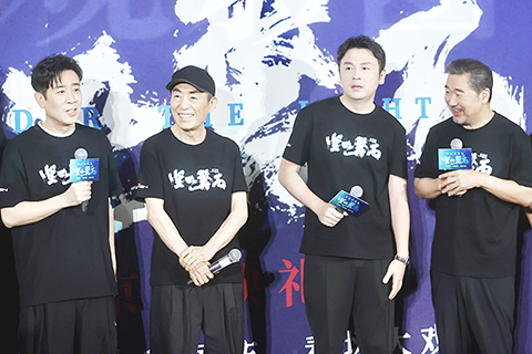 ◎ 九月二十七日,張藝謀新片《堅如磐石》北京首映禮舉行,導演張藝謀,演員張國立、于和偉、雷佳音、孫藝洲等主創出席。影片講述了警方和黑惡勢力鬥智鬥勇的故事,是導演張藝謀回歸現實題材的作品。該片將於九月二十八日公映。圖為于和偉(左一)、張藝謀(左二)、雷佳音(右二)和張國立。(中新社記者 易海菲 攝)