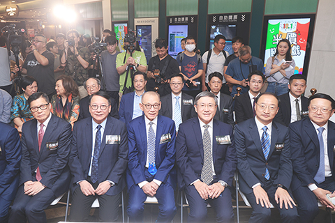 ◎ 九月二十七日,電影《志願軍:雄兵出擊》在香港舉行首映禮。圖為香港特區政府政務司司長陳國基(左二)、香港特區政府政務司副司長卓永興(右三)、香港特區政府保安局局長鄧炳強(左一)等嘉賓出席首映禮。(香港中通社記者 許其皓 攝)