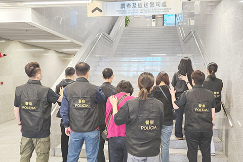 ◎ 五名男女涉「假結婚」罪被拘。