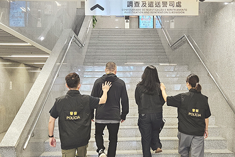 ◎ 兩名男女涉偽造文件罪被拘。