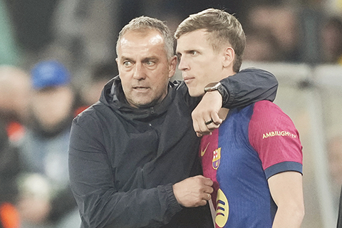 ◎ 巴塞主帥費歷克在歐戰賽場上指揮若定,對球員面授機宜之四月十五日的資料圖片(美聯社)