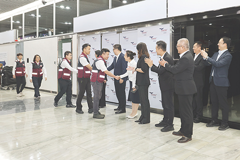 ◎ 柯嵐司長、萬速成部長、馬乃芳參贊、林媛主任、羅奕龍局長和王健局長等到機場迎接醫療隊員歸來。