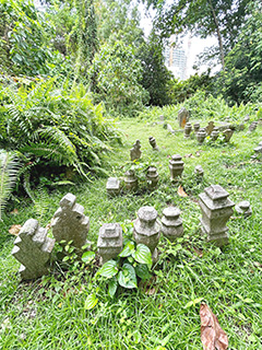 柱形的墓碑是公墓裡的特色