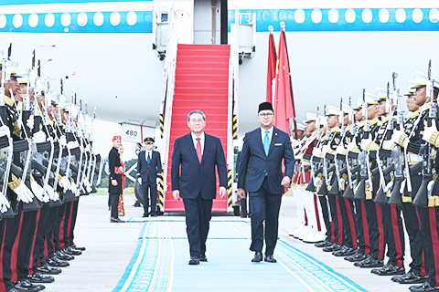 ◎ 五月二十四日上午,應印度尼西亞總統普拉博沃和東盟輪值主席國馬來西亞總理安瓦爾邀請,國務院總理李強乘包機離開北京,對印尼進行正式訪問,赴馬來西亞出席東盟-中國-海合會峰會。下午,李強乘包機抵達雅加達哈利姆國際機場。印尼投資與下游化部長羅山和中國駐印尼大使王魯彤等到機場迎接。(新華社記者饒愛民 攝)