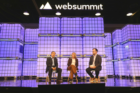 ◎ 當地時間五月三十日,加拿大溫哥華,香港特區政府財經事務及庫務局局長許正宇(左)出席首屆溫哥華網絡峰會(Web Summit)並參與題為「從本地走向國際:科技致勝之策」的專題討論。(中新社記者余瑞冬 攝)