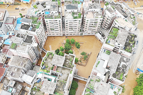 ◎ 六月十九日,廣東省肇慶市懷集縣受災區域洪水消退,街道淤泥堆積。近日,受颱風「蝴蝶」及高空槽和季風共同影響,懷集縣遭遇持續性強降雨侵襲,江河水位快速上漲,多地出現超警戒洪水及內澇等險情。險情發生後,當地迅速響應,全力進行搶險救災工作。(無人機照片)(中新社記者陳楚紅 攝)