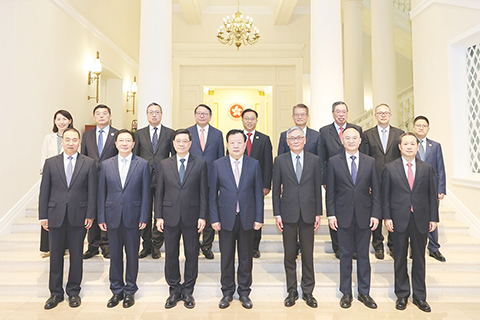 ◎ 六月十八日,中央港澳工作辦公室主任、國務院港澳事務辦公室主任夏寶龍(前排中)在香港禮賓府與香港特區行政長官李家超(前排左三)及特區行政、立法、司法機構負責人見面,並與特區政府高層官員座談。(香港特區政府新聞處供圖)