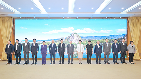 ◎ 行政長官岑浩輝與肇慶市委書記張愛軍會面等合影。