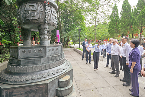 ◎ 行政長官岑浩輝在肇慶考察鼎湖山自然保護區。