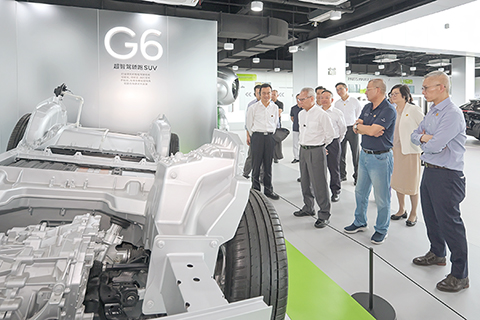 ◎ 行政長官岑浩輝在肇慶考察一家新能源汽車投資企業。