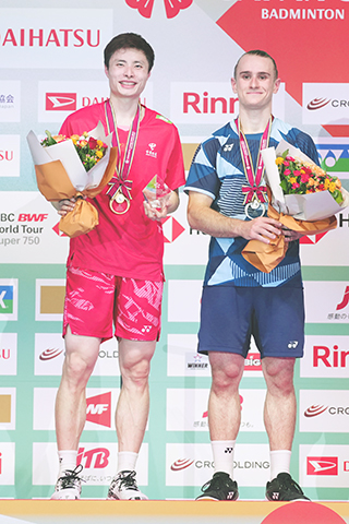 ◎ 七月二十日,冠軍石宇奇(左)與亞軍拉尼爾在頒獎儀式上。當日,在日本東京舉行的二0二五年日本羽毛球公開賽男子單打決賽中,中國選手石宇奇二比0戰勝法國選手拉尼爾,奪得冠軍。(新華社記者 賈浩成 攝)