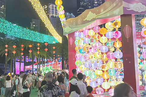 ◎ 十月六日,中秋節當晚,香港市民在維園觀賞璀璨的中秋節燈飾。(香港中通社圖片)