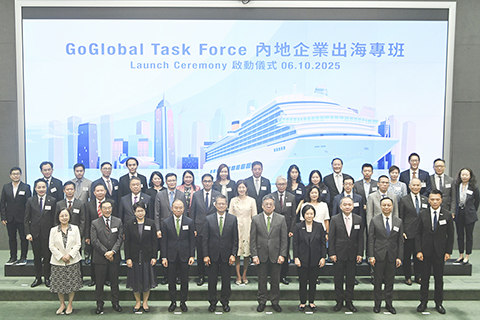 ◎ 十月六日,「內地企業出海專班」啟動儀式在香港特區政府總部舉行。圖為香港特區政府財政司司長陳茂波(前排左五)與嘉賓出席啟動儀式。(中新社記者 李志華 攝)