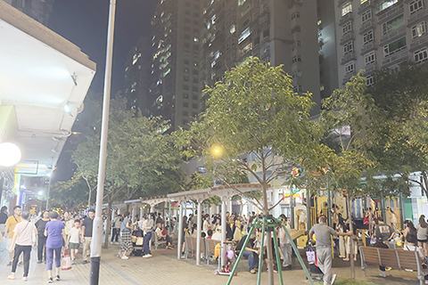 ◎ 中秋節晚上本澳及離島公園與休憩區擠滿市民與遊客。