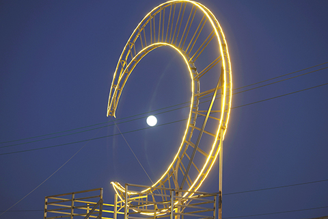 ◎ 十月六日,中秋節,一輪圓月「掛上」江西景德鎮夜空。(中新社記者劉佔昆 攝)