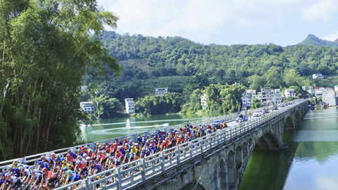 車手馳騁在山水間。(廣西壯族自治區公路發展中心 供圖)