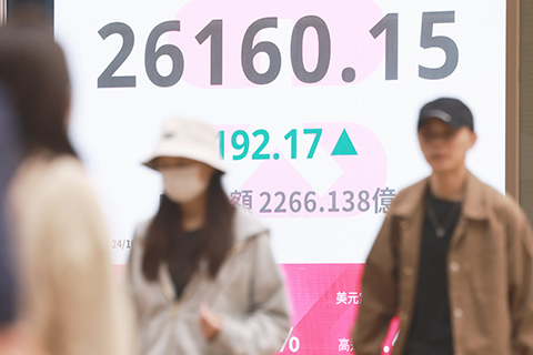 ◎ 十月二十三日,截止收盤,香港恒生指數漲192.17點,漲0.74百分之幅,報26160.15點,主板全日成交2266.14億港元。(香港中通社記者 鄧梓傑 攝)