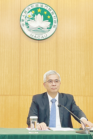 ◎ 黃少澤首次以行政會發言人身份主持新聞發佈會。