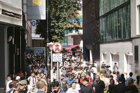 ◎ 十月二十五日,銅鑼灣商圈人來人往。當天,中大呼吸系統科講座教授許樹昌表示,現時香港仍處於夏季流感季節,未知何時見頂,估計有機會與冬季流感季節連接。他又預期冬季流感季節都會以H3N2為主,接種疫苗仍是最有效預防重症及死亡的方法,希望今年的疫苗接種率可以更高。(香港中通社)