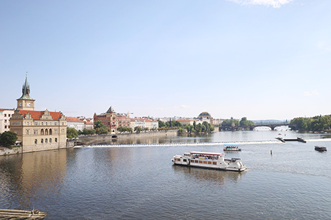 橋上欣賞伏爾塔瓦河兩岸美景