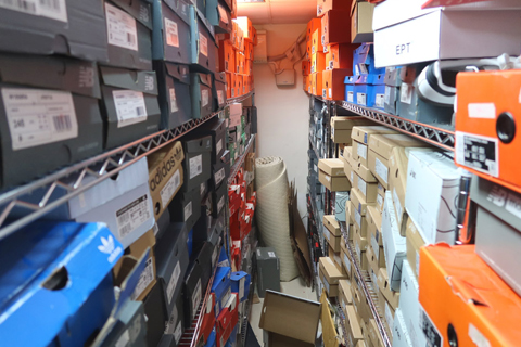 ◎ 香港海關十月二十日展開特別執法行動,偵破一宗透過網上店舖售賣懷疑冒牌鞋履及清洗黑錢案件,檢獲共約一千一百件懷疑冒牌物品,包括鞋履和服飾,估計市值共約二百萬港元,案件涉及處理售賣懷疑冒牌物品的犯罪得益高達一千三百萬港元,行動中拘捕兩人。圖為一個位於荃灣懷疑用作儲存冒牌物品的儲存倉庫。(香港中通社)