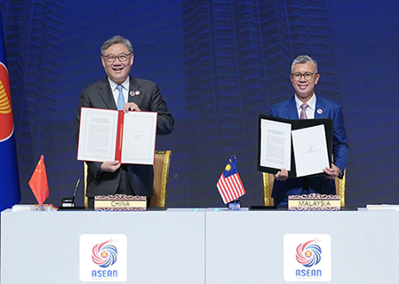 ◎ 十月二十八日,中國與東盟在馬來西亞首都吉隆坡簽署自貿區3.0版升級議定書。(新華社記者 邢廣利 攝)