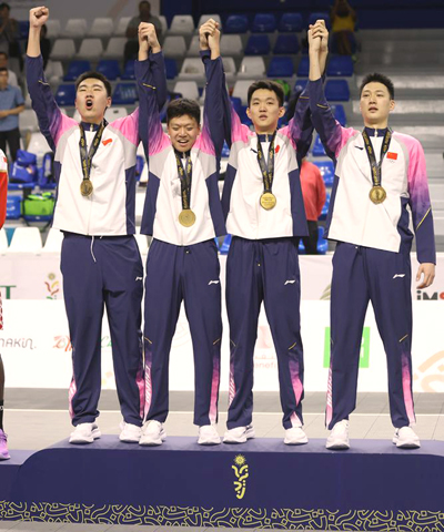 ◎ 十月二十七日,冠軍中國三人籃球男隊在頒獎儀式上慶祝。(新華社發巴林亞青會組委會供圖)