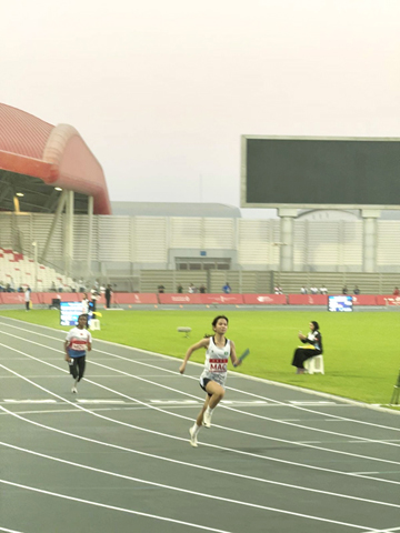 ◎ 亞青運澳門田徑女隊鄭子慧接棒衝刺。