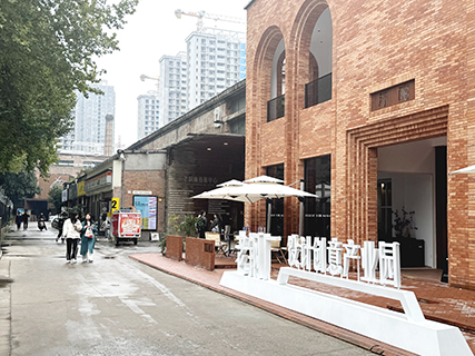 10月23日,西安老鋼廠設計創意產業園內人流不斷。(楊英琦 攝)