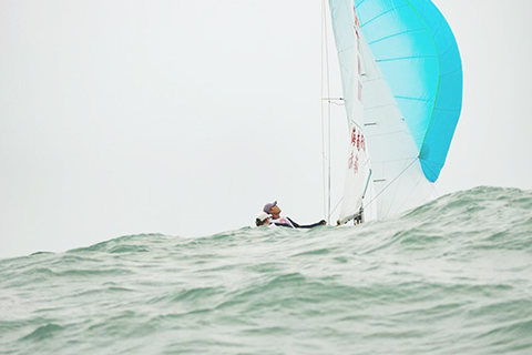 ◎ 十月二十八日,海南隊選手符倩/周政錦在混合四七0級第二階段比賽中。第十五屆全運會帆船項目第二階段比賽繼續在廣東省汕尾市進行。(新華社記者 晉美多吉 攝)