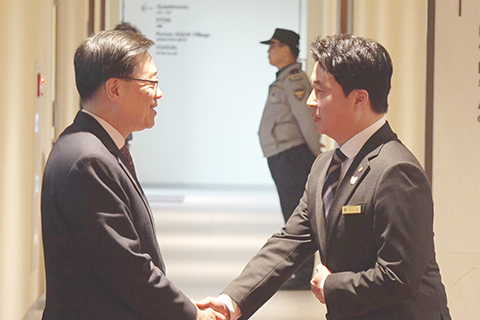 ◎ 十月二十九日下午,香港特區行政長官李家超和團隊抵達韓國慶州,即將出席第三十二屆亞太經合組織(APEC)領導人非正式會議。李家超表示,期待與各經濟體政商領袖分享香港在招商引資、推動人工智能應用等不同領域的政策和經驗。(香港中通社記者 孫思琳 攝)