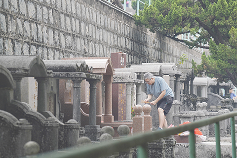 ◎ 十月二十九日是重陽節,許多香港市民按傳統登高掃墓。當日,大批市民帶同鮮花、祭品等,前往柴灣哥連臣角墳場拜祭先人。(香港中通社 陳奕啟 攝)