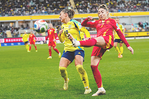 ◎ 女足歐國聯,昨晨紅衣西班牙女足一比零客勝瑞典女足。(美聯社)