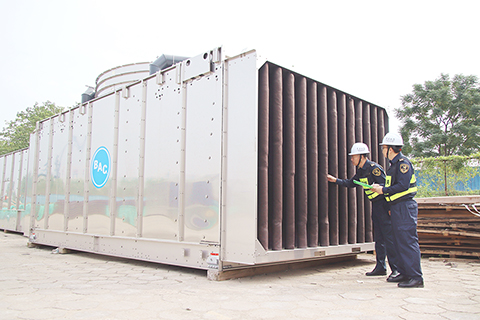 ◎ 中山港海關關員對供港散熱塔進行監管。(陳慶霖攝)