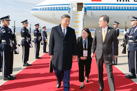 ◎ 當地時間十月三十日上午,國家主席習近平乘專機抵達韓國,應大韓民國總統李在明邀請,出席亞太經合組織第三十二次領導人非正式會議並對韓國進行國事訪問。圖為習近平抵達釜山金海國際機場時,韓國外長趙顯等高級官員熱情迎接。(新華社記者 黃敬文 攝)