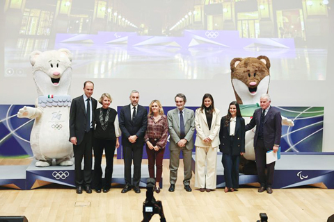 ◎十月二十九日,嘉賓在慶祝活動上與米蘭-科爾蒂納冬奧會、冬殘奧會頒獎台和吉祥物「蒂娜」「米羅」合影。距離二0二六年米蘭-科爾蒂納冬奧會開幕式一百天之際,意大利倫巴第大區政府在米蘭舉行慶祝活動,揭曉冬奧會與冬殘奧會頒獎台設計,並公佈十二名「數字火炬手」,標誌著冬奧籌備工作進入衝刺階段。(新華社記者 李京 攝)