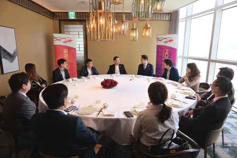 ◎ 當地時間十月三十日,香港特區行政長官李家超(中)在韓國展開訪問行程。圖為李家超與在韓國的港人和港企代表在釜山會面交流。(香港特區政府新聞處供圖)