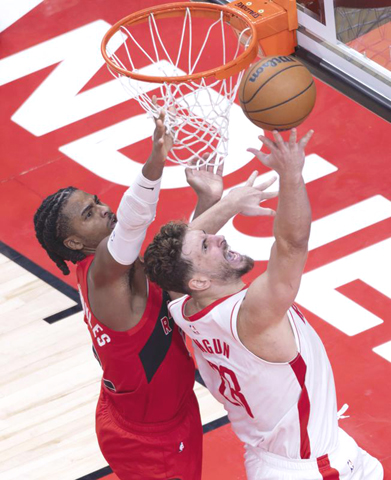 ◎ 白衣火箭森根上籃,昨早終場客勝速龍。(新華社發)