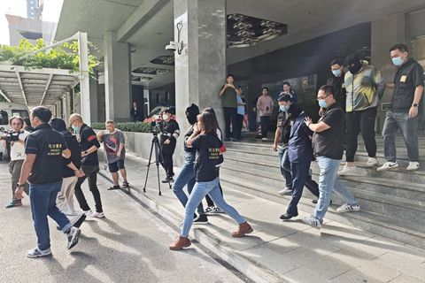 ◎ 四名港澳男女涉相當巨額詐騙等罪名被拘。