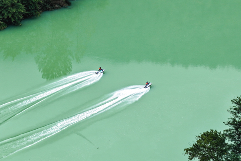 ◎ 十月三十日,水上運動愛好者在濯水古鎮旁的阿蓬江上體驗水上摩托艇(無人機照片)。