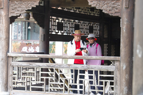 ◎ 十月三十日,遊客在濯水古鎮遊玩。