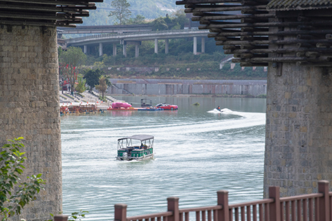 ◎ 十月三十日,遊船在濯水古鎮旁的阿蓬江江面上行駛。