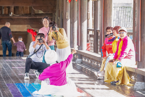 ◎ 十月三十日,遊客在濯水古鎮風雨廊橋景點拍照留影。