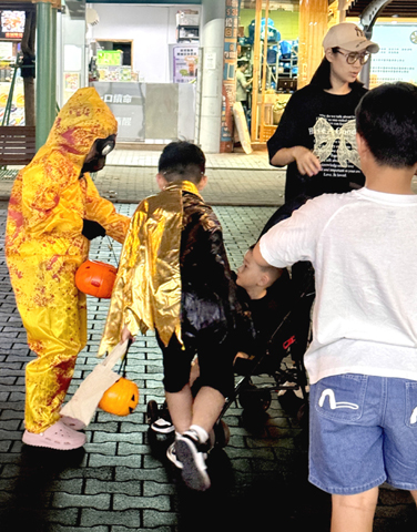 ◎ 萬聖節小朋友打扮成鬼怪,家長亦參與齊歡樂。