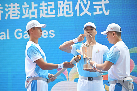 ◎ 十一月二日上午,十五運會火炬傳遞香港站起跑儀式在香港特區政府總部舉行,終點為啟德體育園,全長約十公里。十五運會火炬傳遞在香港、澳門、廣州、深圳四個城市同步舉行,共有二百棒火炬傳遞,每個城市各五十棒。(香港中通社記者洪少葵 攝)