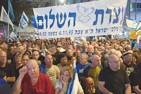 ◎ 十一月一日,人們在以色列特拉維夫參加集會,紀念拉賓總理遇刺三十周年。(美聯社圖片/Ariel Schalit)