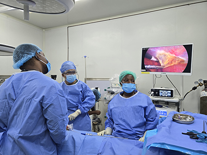 ◎ 在加納首都阿克拉的中加友好醫院,第14批中國援加納醫療隊成員與當地醫護人員為患者實施腹腔鏡疝修補術。