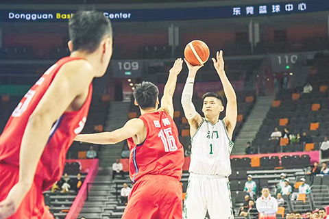 ◎ 澳門男籃黎家棟對陣天津隊。