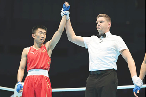 ◎ 十一月四日,王鑫炎(左)獲得本場比賽勝利。在廣東深圳舉行的第十五屆全國運動會拳擊男子五十七公斤級八分之一決賽中,中國公安體育協會隊選手王鑫炎戰勝煤礦體協隊選手萬光遠,晉級下一輪。(新華社記者 楊冠宇 攝)