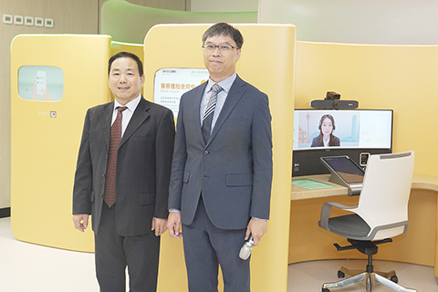 ◎ 行政公職局及合作區商事服務局代表現場介紹遙距服務櫃檯。